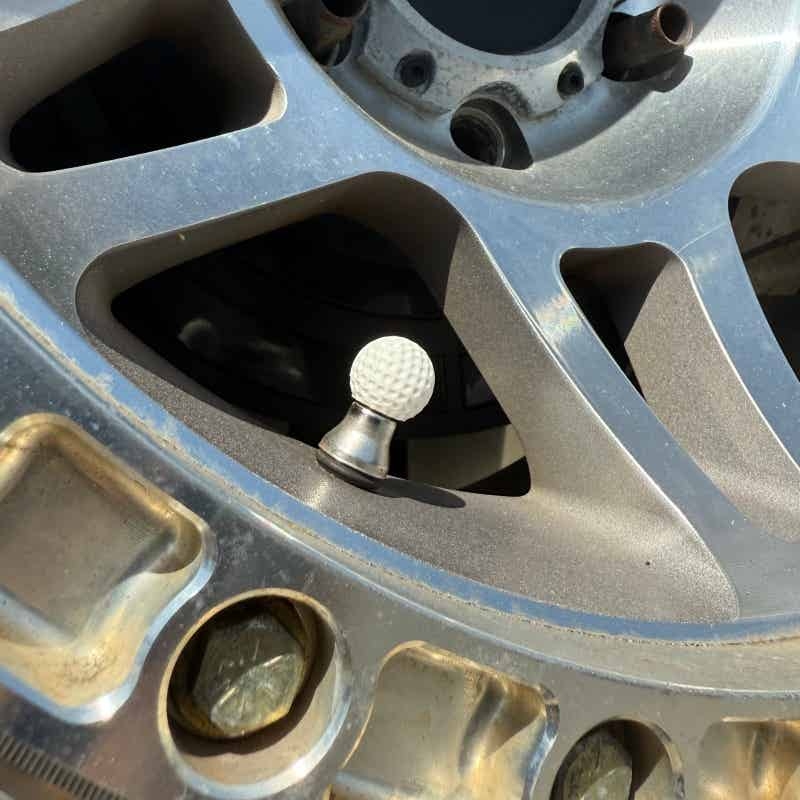 ゴルフボールスタイルタイヤバルブステムキャップ 車用 ユニバ - Motorcycle Valve Cover のレビューと価格